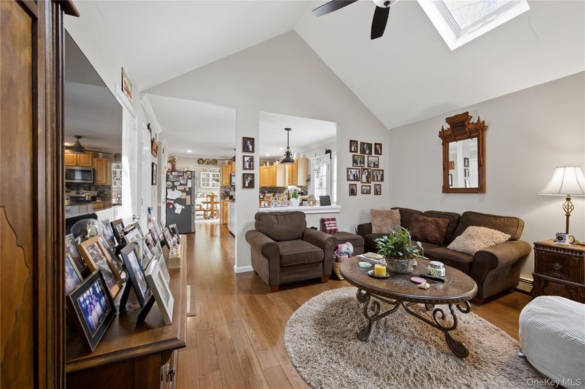 Welcome to this beautifully maintained Colonial-style home - photo 11