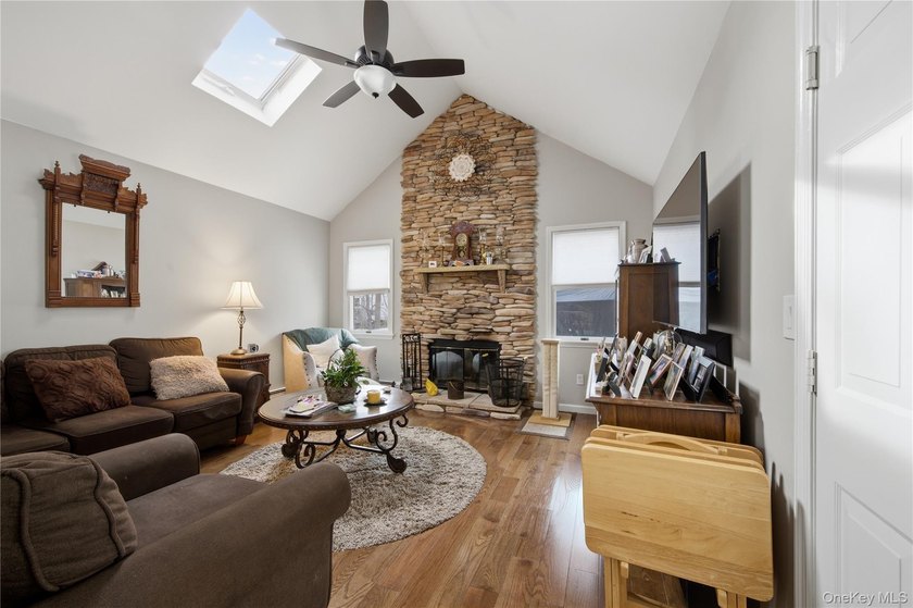 Welcome to this beautifully maintained Colonial-style home - photo 12