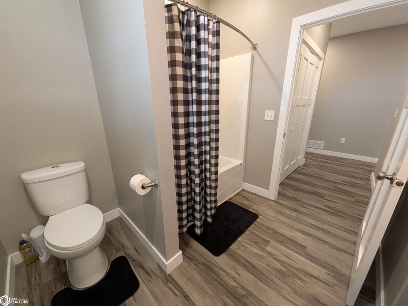 Built in 2021 by local builder Snow Construction, this - photo 12