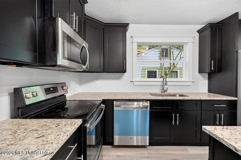Completely remodeled and move-in ready! This home has been - photo 13
