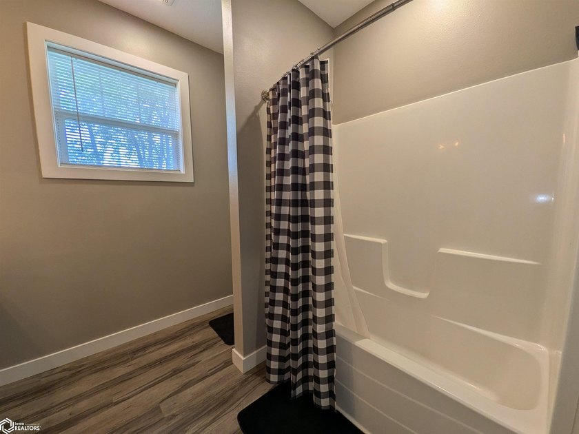 Built in 2021 by local builder Snow Construction, this - photo 14