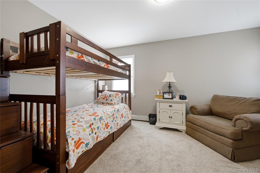 Welcome to this beautifully maintained Colonial-style home - photo 15