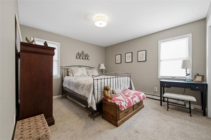 Welcome to this beautifully maintained Colonial-style home - photo 16