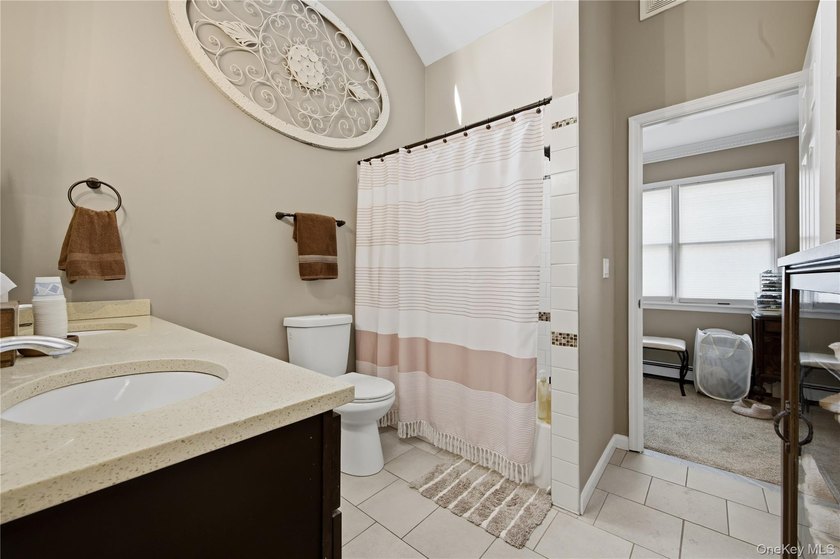 Welcome to this beautifully maintained Colonial-style home - photo 17