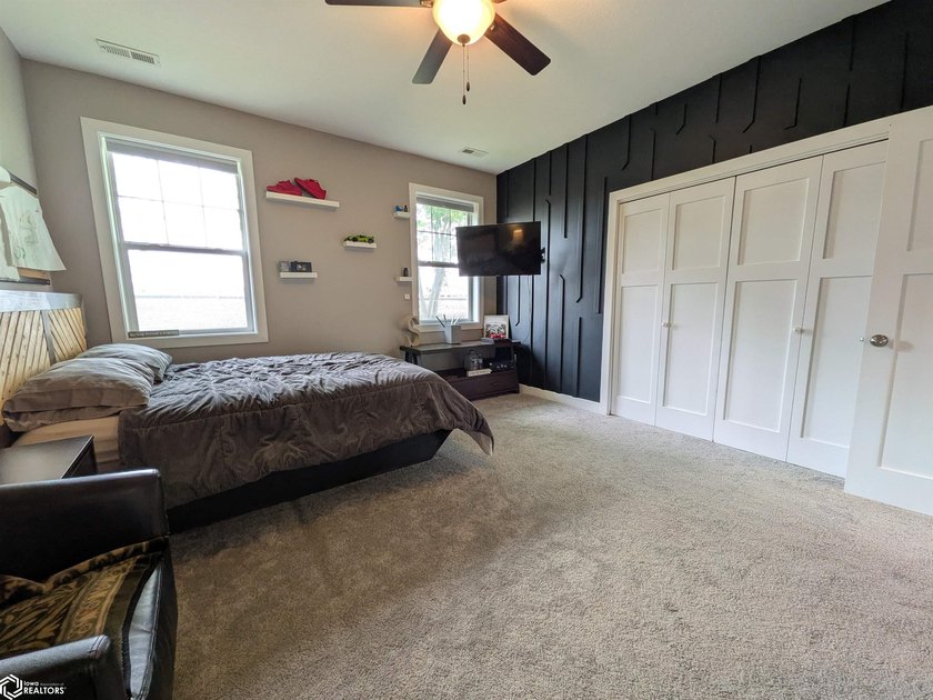 Built in 2021 by local builder Snow Construction, this - photo 17