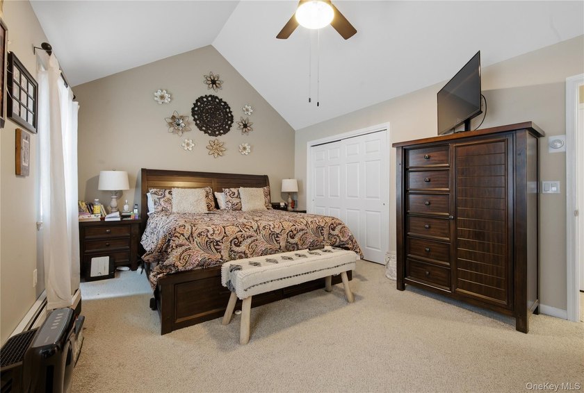 Welcome to this beautifully maintained Colonial-style home - photo 20
