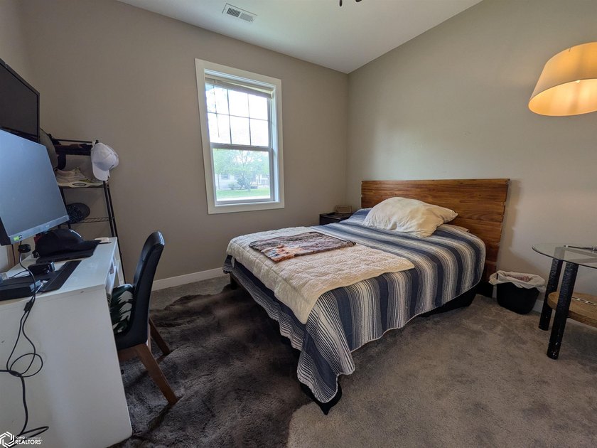 Built in 2021 by local builder Snow Construction, this - photo 20