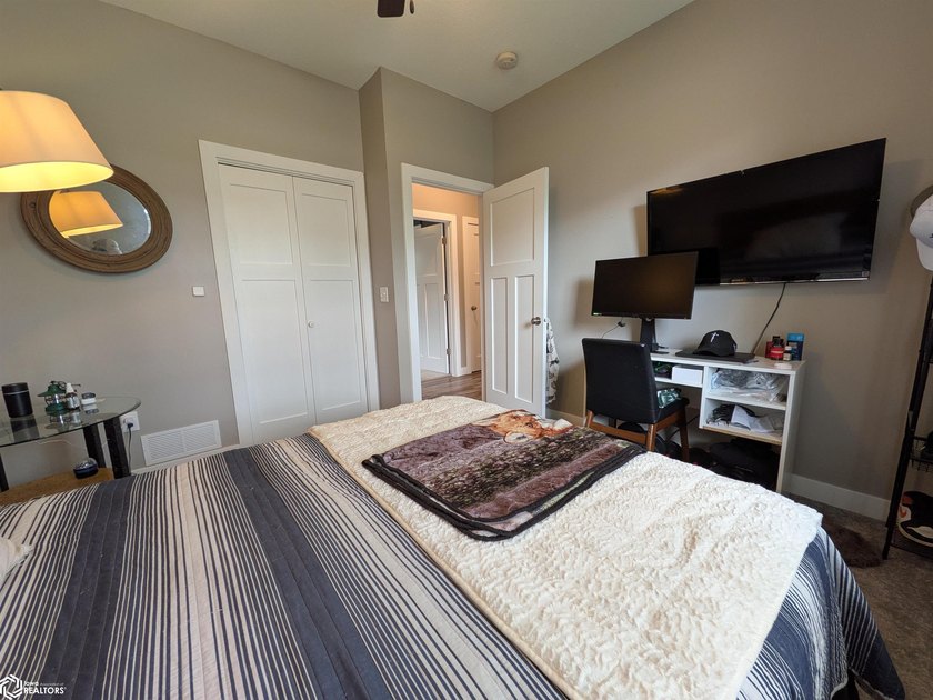 Built in 2021 by local builder Snow Construction, this - photo 21
