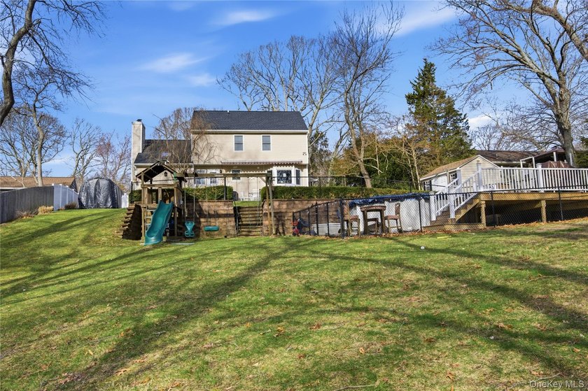 Welcome to this beautifully maintained Colonial-style home - photo 22