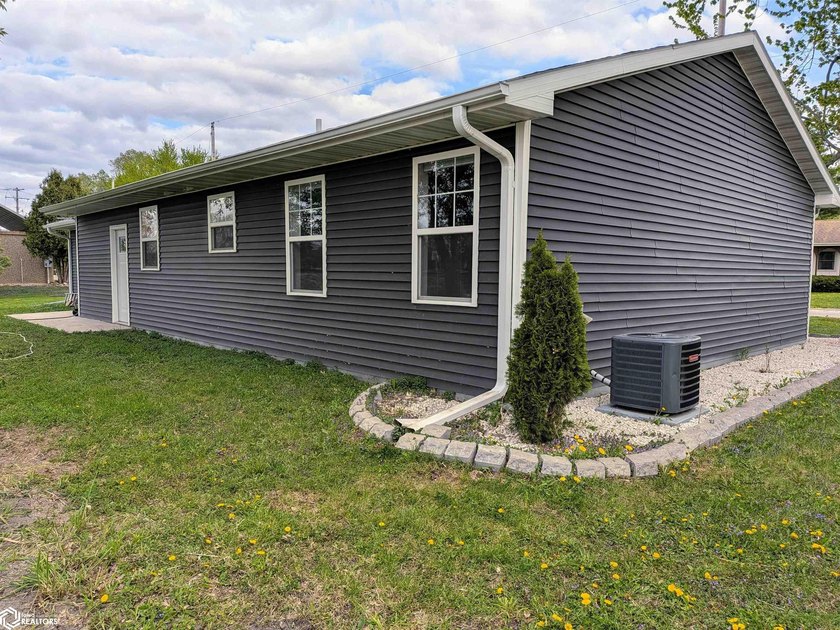 Built in 2021 by local builder Snow Construction, this - photo 26