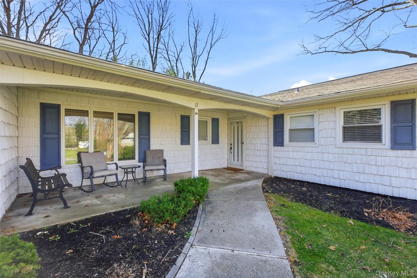 Welcome to this beautifully updated Devon Ranch in the *S - photo 2