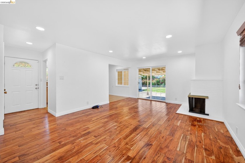 Welcome to 3 Bergwall Way, a lovingly maintained single-story - photo 11