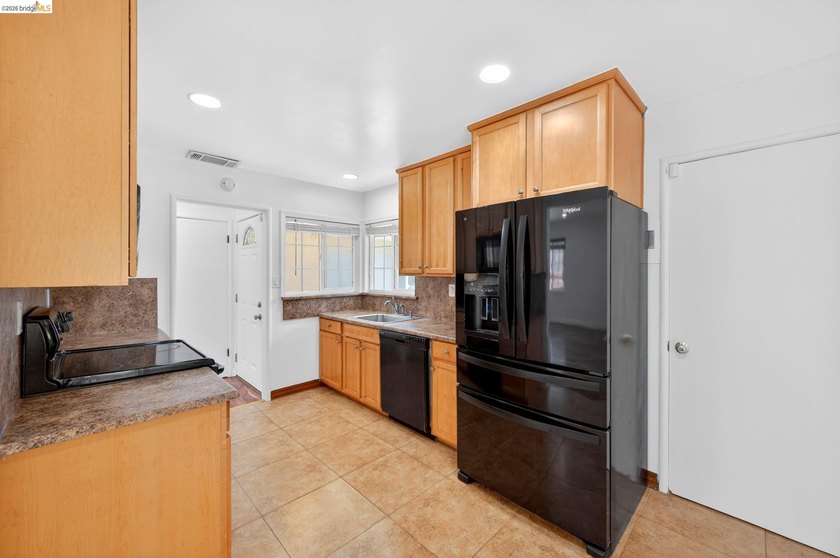 Welcome to 3 Bergwall Way, a lovingly maintained single-story - photo 14