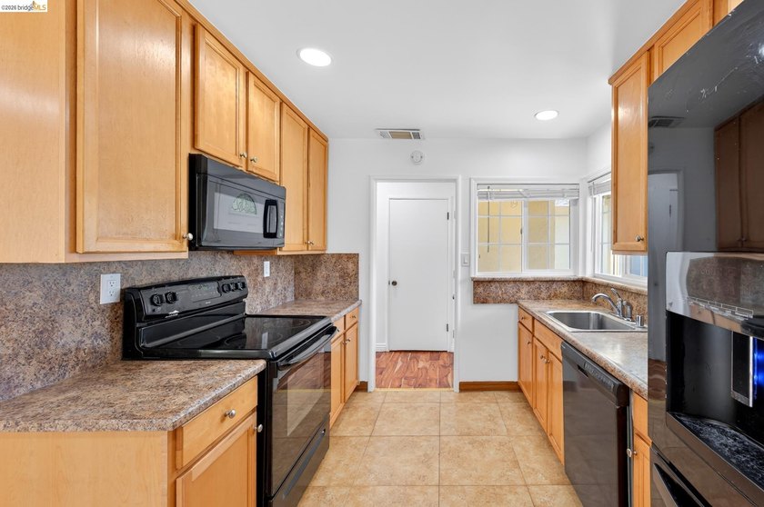 Welcome to 3 Bergwall Way, a lovingly maintained single-story - photo 15