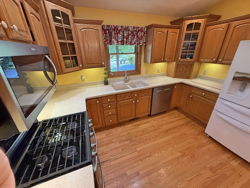 Beautiful rural 4 bedroom home! 2.38 wooded private acres not - photo 17