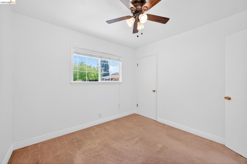 Welcome to 3 Bergwall Way, a lovingly maintained single-story - photo 19