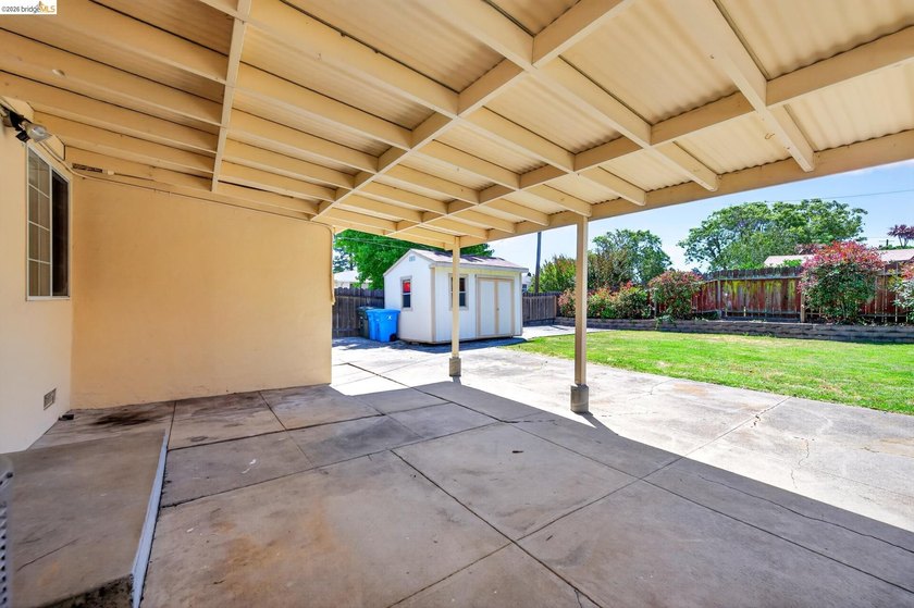 Welcome to 3 Bergwall Way, a lovingly maintained single-story - photo 37