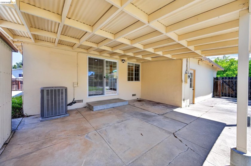 Welcome to 3 Bergwall Way, a lovingly maintained single-story - photo 38
