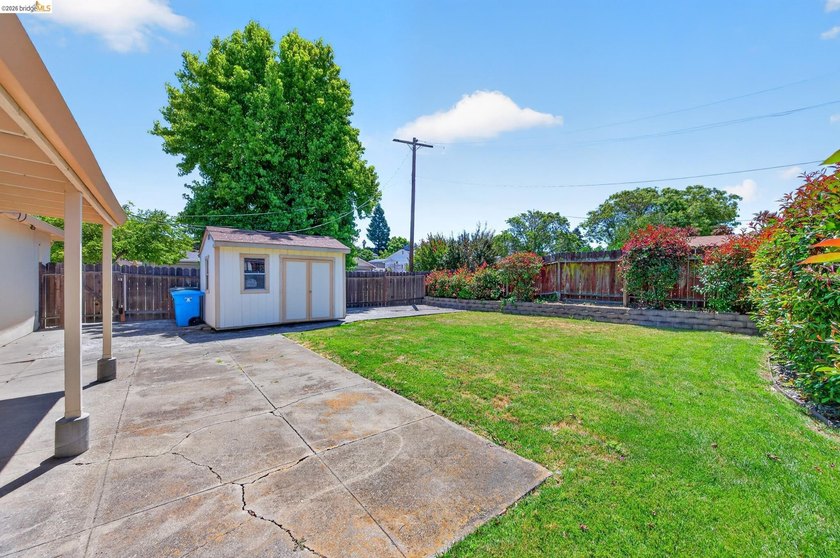 Welcome to 3 Bergwall Way, a lovingly maintained single-story - photo 39