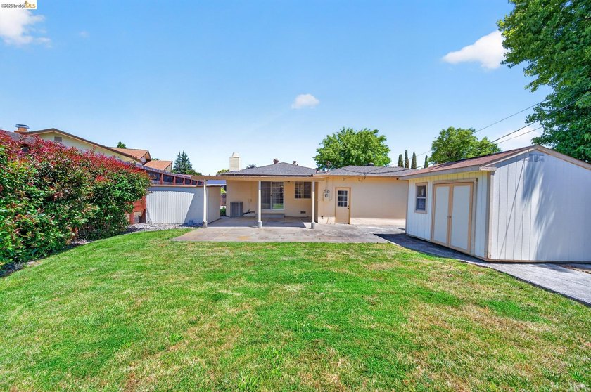Welcome to 3 Bergwall Way, a lovingly maintained single-story - photo 42