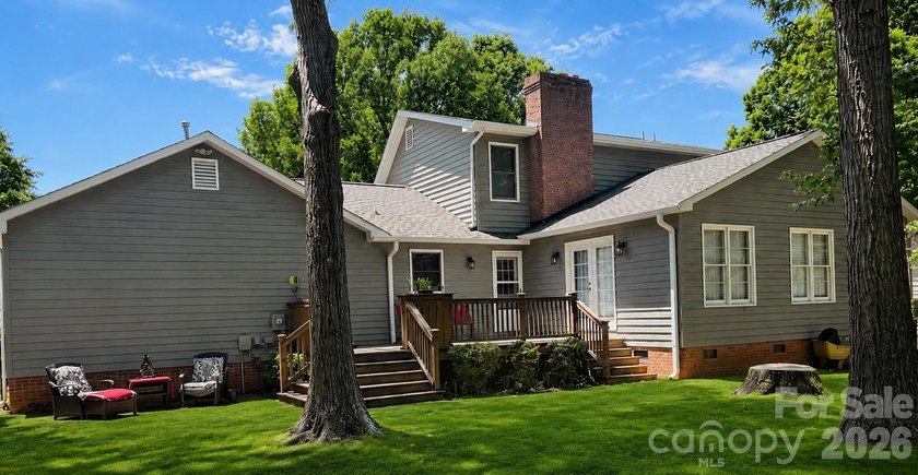 This beautiful Milford Knoll home is tucked away with a - photo 2