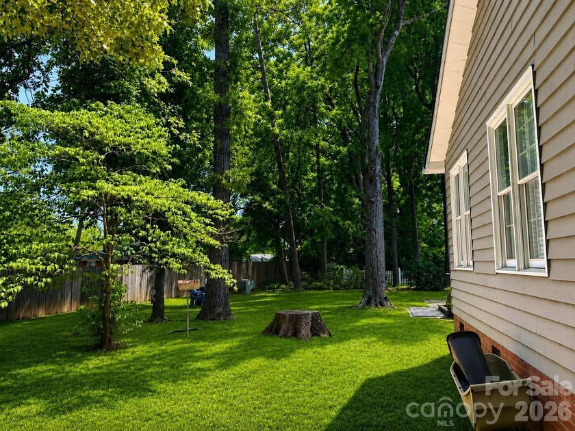 This beautiful Milford Knoll home is tucked away with a - photo 3