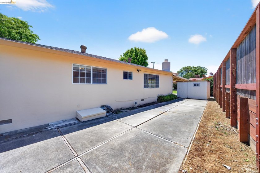 Welcome to 3 Bergwall Way, a lovingly maintained single-story - photo 46