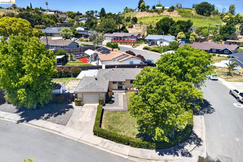 Welcome to 3 Bergwall Way, a lovingly maintained single-story - photo 49