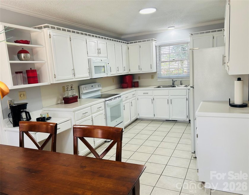 This beautiful Milford Knoll home is tucked away with a - photo 9