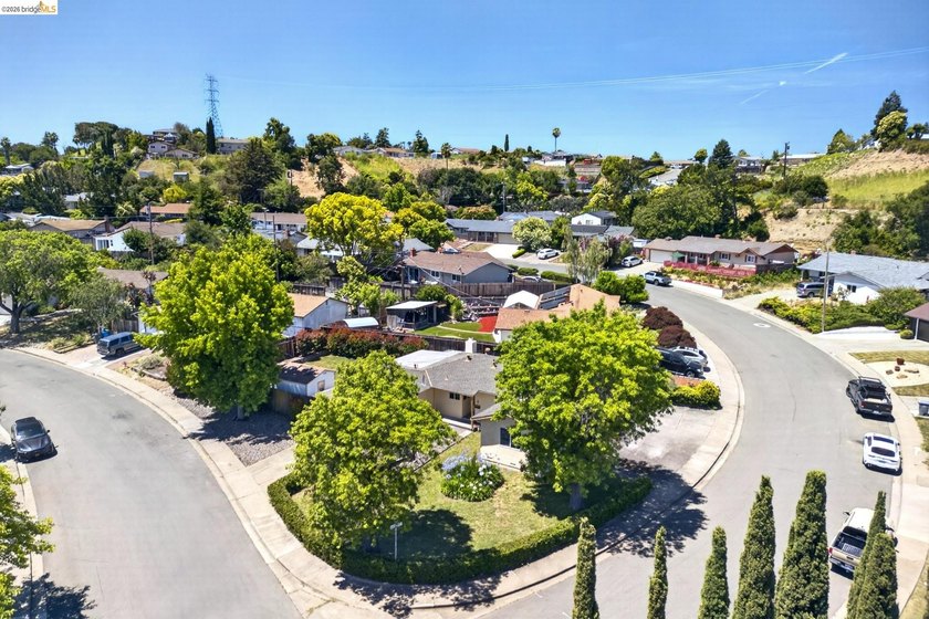 Welcome to 3 Bergwall Way, a lovingly maintained single-story - photo 50