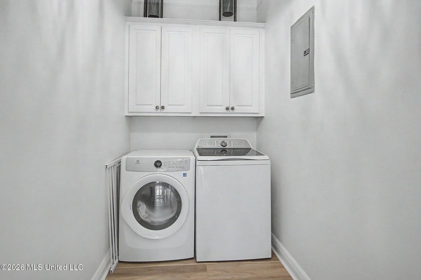Rare find in the desirable Stanton Place, situated on a corner - photo 12