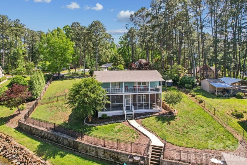 PRICE REDUCED!! Beautiful Lake Tillery home located in a - photo 2