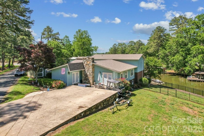 PRICE REDUCED!! Beautiful Lake Tillery home located in a - photo 5