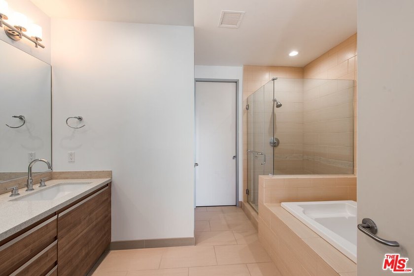 3 Blocks from the beach in the Luxury Latitude 33 Sky Building - photo 12