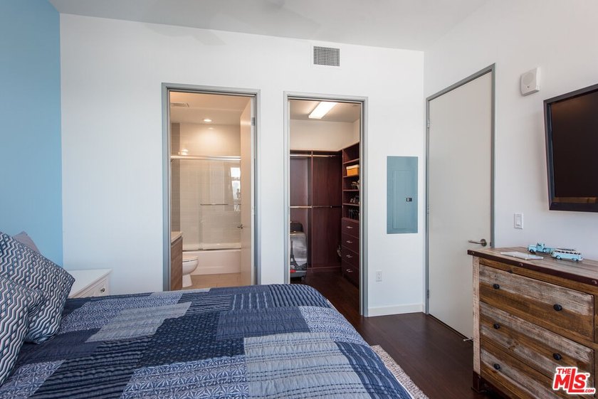 3 Blocks from the beach in the Luxury Latitude 33 Sky Building - photo 13