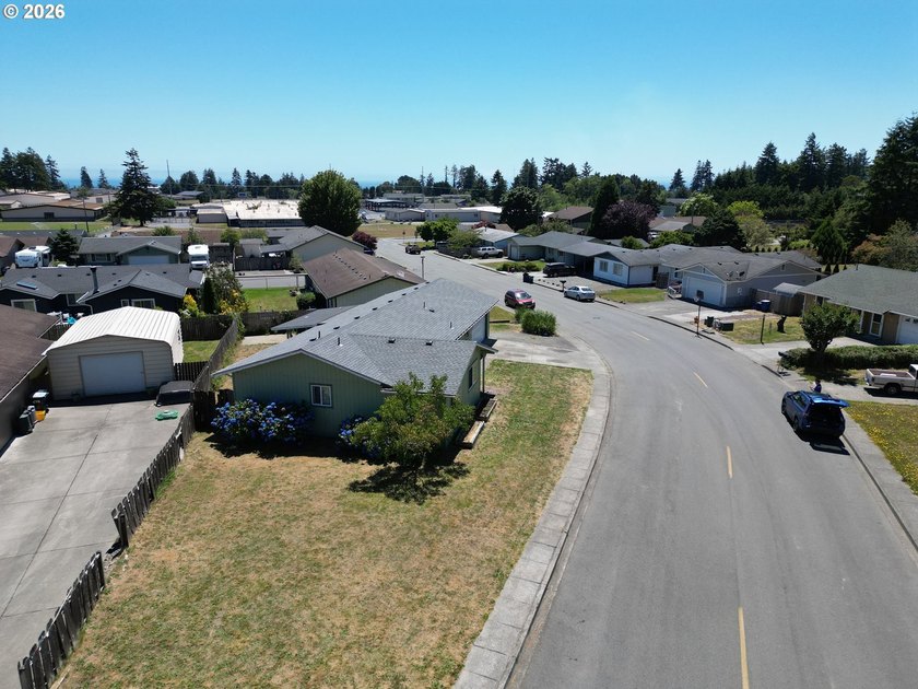 Conveniently located in an established Brookings neighborhood - photo 2