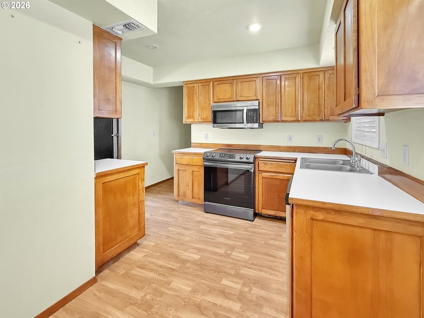 Conveniently located in an established Brookings neighborhood - photo 4