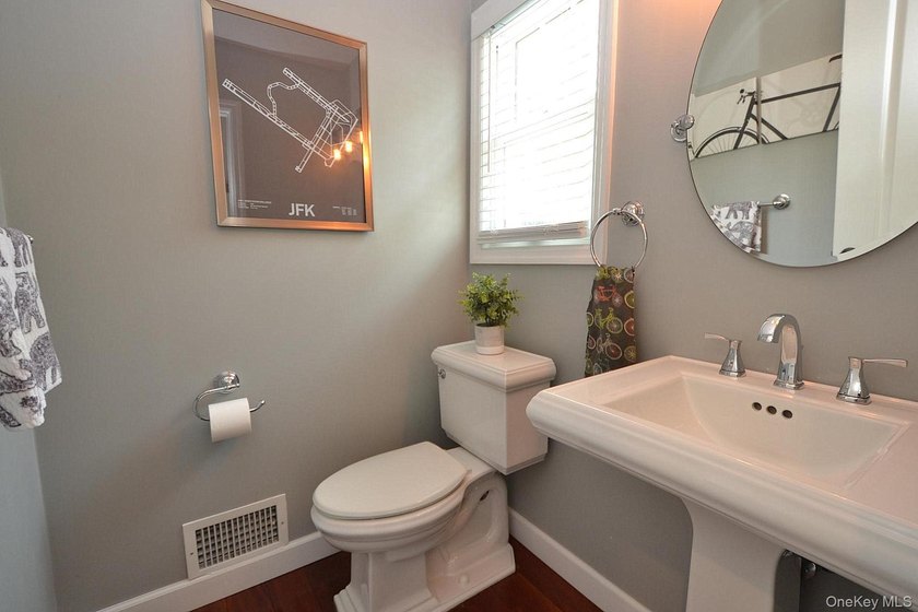 This Stately and spacious 4/5 bedroom Colonial is set on a - photo 11
