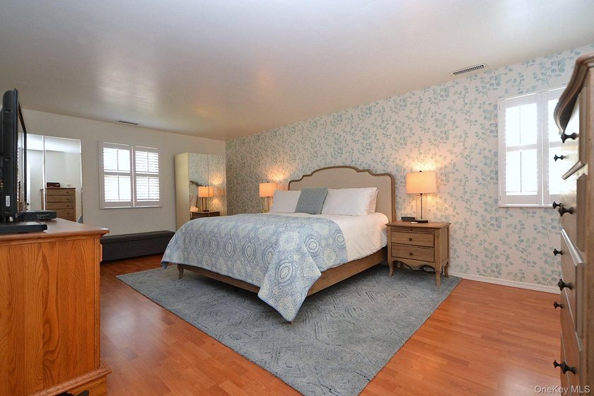 This Stately and spacious 4/5 bedroom Colonial is set on a - photo 15