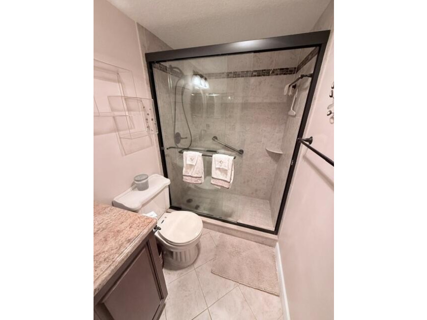 Welcome to this charming two-bedroom, one-and-a-half-bath - photo 21