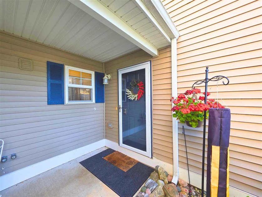 Enjoy convenient one-floor living in this recently renovated - photo 2
