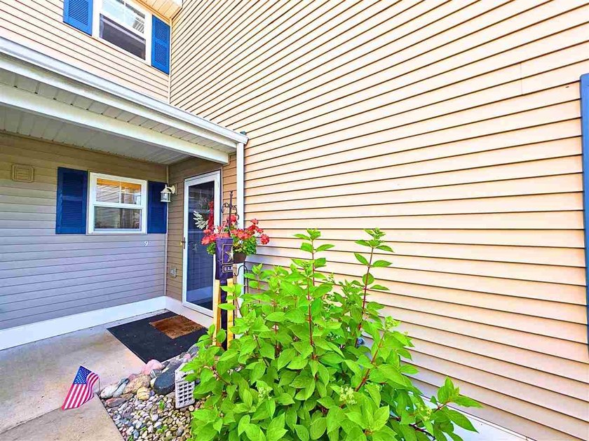 Enjoy convenient one-floor living in this recently renovated - photo 3