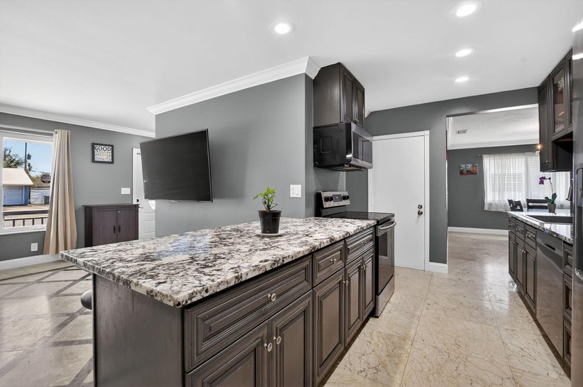 Exceptional 3BR/2BA home (2,332 sqft) in Boca with A-rated - photo 14