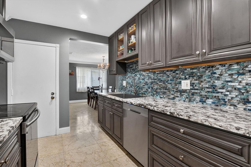 Exceptional 3BR/2BA home (2,332 sqft) in Boca with A-rated - photo 15