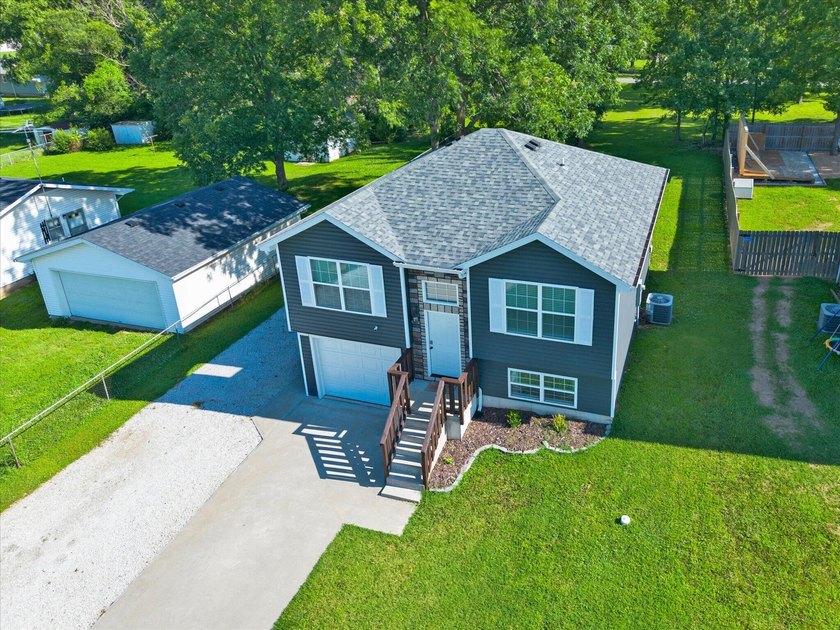 Built in 2021, this well-maintained 3 bedroom, 2 bathroom - photo 28