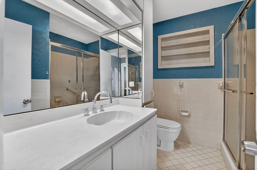 Exceptional 3BR/2BA home (2,332 sqft) in Boca with A-rated - photo 35