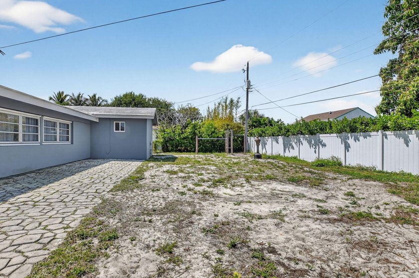 Exceptional 3BR/2BA home (2,332 sqft) in Boca with A-rated - photo 46