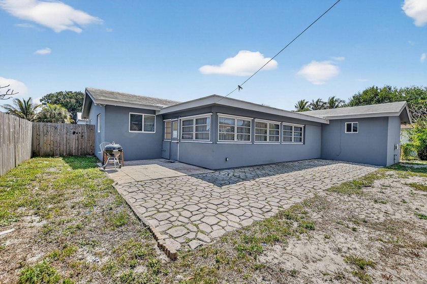Exceptional 3BR/2BA home (2,332 sqft) in Boca with A-rated - photo 48