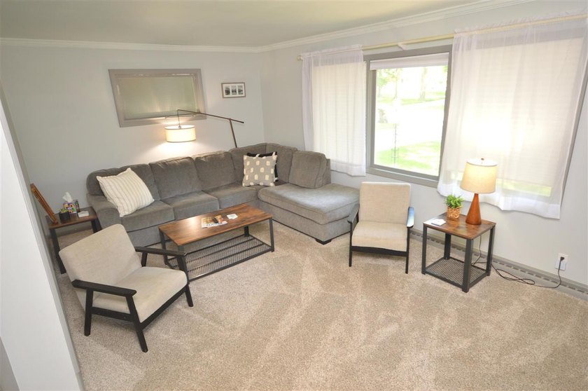 Presenting a spacious 3+ bedroom, 2 bathroom ranch home, ideally - photo 3