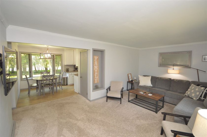 Presenting a spacious 3+ bedroom, 2 bathroom ranch home, ideally - photo 4